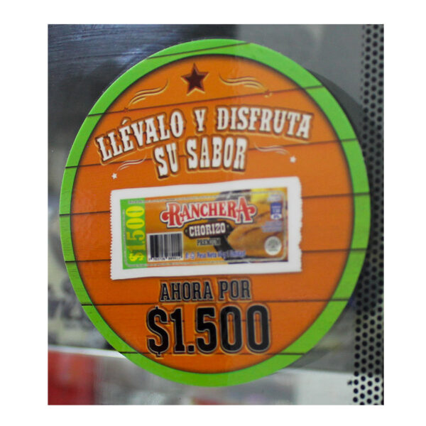 Chispa en adhesivo removible circular de Carnes Ranchera que promociona chorizo a $1.500.