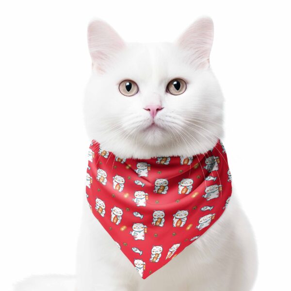 Obsequio decorativo con primer plano de un gato blanco usando una pañoleta roja en microfibra con diseño de gatitos de la suerte, peces y monedas doradas, sobre fondo blanco.