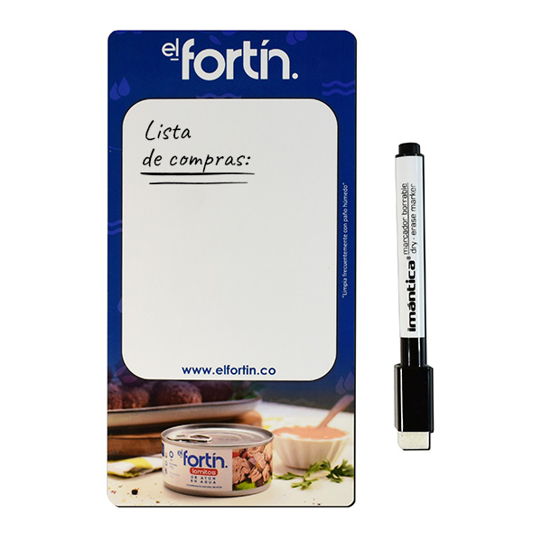 Tablero con fondo azul e imagen del podructo a color de la marca el Fortín junto a marcador negro borrable.