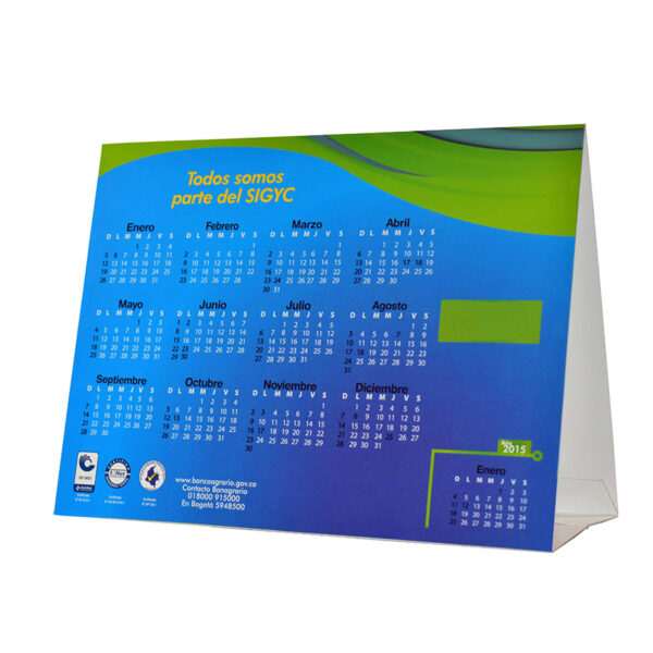 Calendario de escritorio con fondo azul y franja verde decorativa.