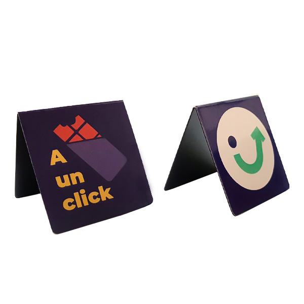 Separador de libro magnético con logo de pideky por un lado y por el otro un mensaje de " A un click"