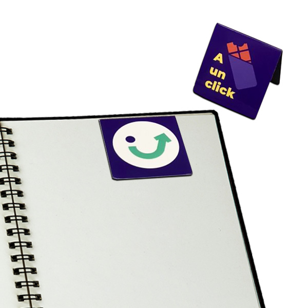 Separador de libro magnético con logo de pideky por un lado y por el otro un mensaje de " A un click"