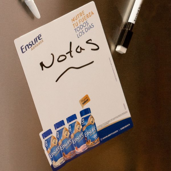Tablero magnético personalizado con la marca de ensure troquelado con las botellas representativas de la marca.