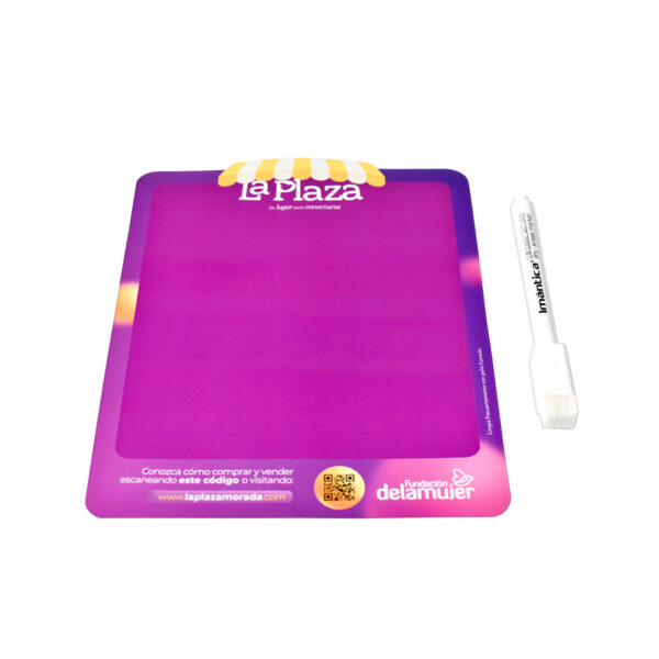 Tablero magnético con marca fundación de la mujer de color morado acompañado de marcador blanco borrable.