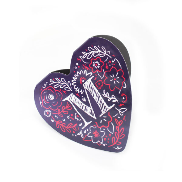 Separador de libro magnético en forma de corazón con diseño floral.