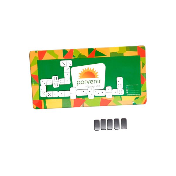 Dominó magnético personalizado con el logo de Porvenir y piezas imantadas sobre tablero verde con diseño geométrico.