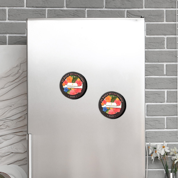 Imanes con volumen sobre nevera con diseño floral.