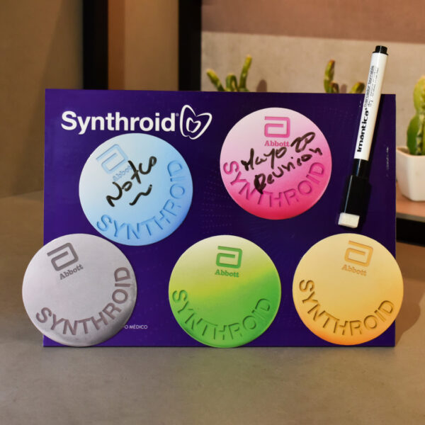 Planeador de escritorio magnético con fichas personalizadas de pastillas y marcador borrable negro.