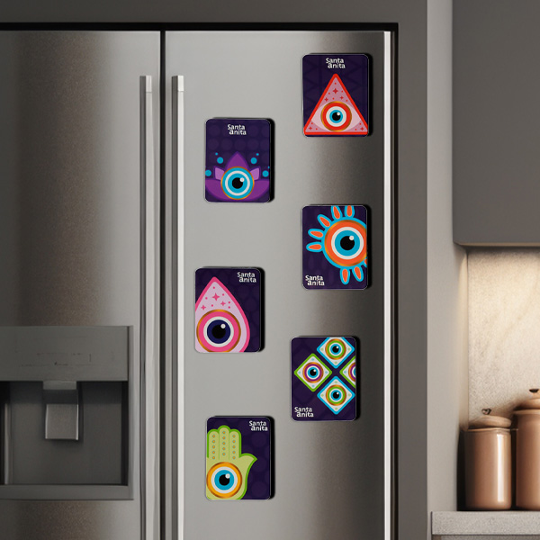 Imanes coleccionables sobre la nevera para la marca santa anita con ilustraciones únicas.