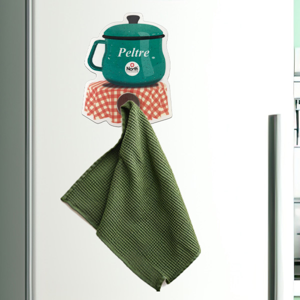 perchero magnético sobre la nevera con la marca GRUPO NORTH con toalla colgada.