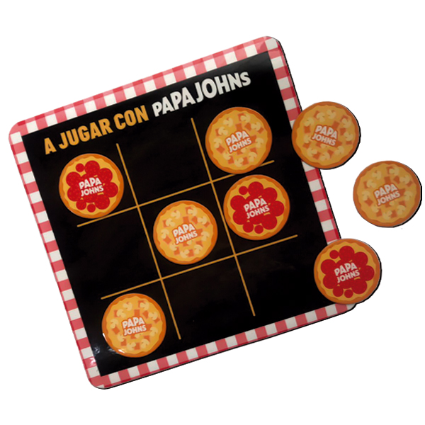 Juego de triqui magnético promocional de Papa John’s con fichas en forma de pizza.
