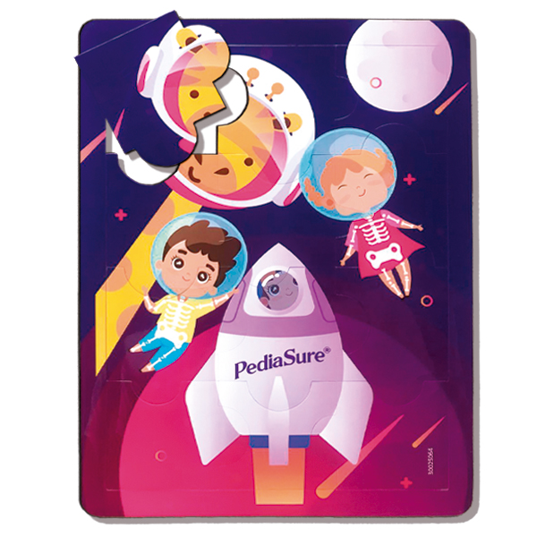 Rompecabezas magnético personalizado con la marca PediaSure que muestra a dos niños astronautas flotando en el espacio junto a un cohete.