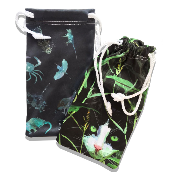 Estuches de microfibra cada uno con un motivo distinto de naturaleza y el espacio.