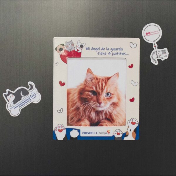 Portarretrato magnético decorado con ilustraciones de mascotas y corazones, con la frase “Mi ángel de la guarda tiene 4 patitas” y la foto de un gato naranja. Ideal como regalo corporativo para amantes de los animales.