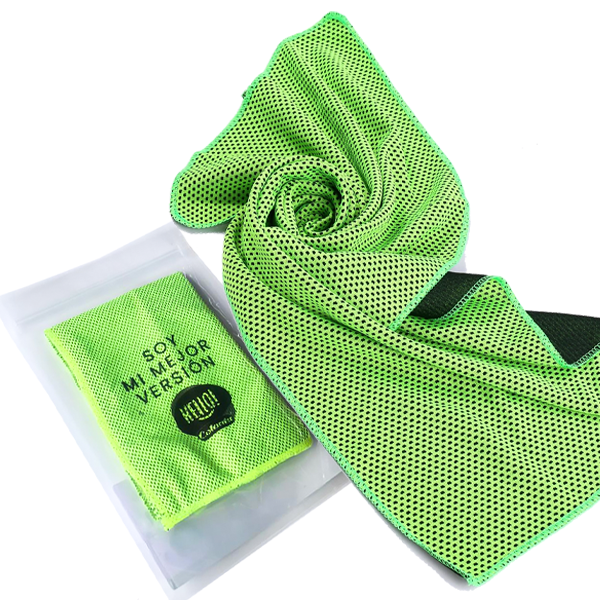 Toalla de microfibra de color verde sublimada con marca de Colanta dentro de empaque plastico.