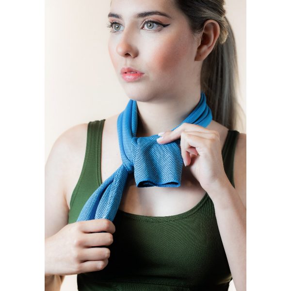 Chica ajustandose toalla refrescante de color azul al rededor del cuello.