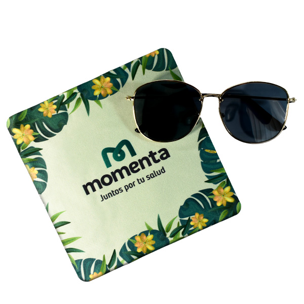 Paño de microfibra con motivo floral de la marca momento y mensaje juntos por tu salud, perfecto para cuidar de dispositivos electrónicos.