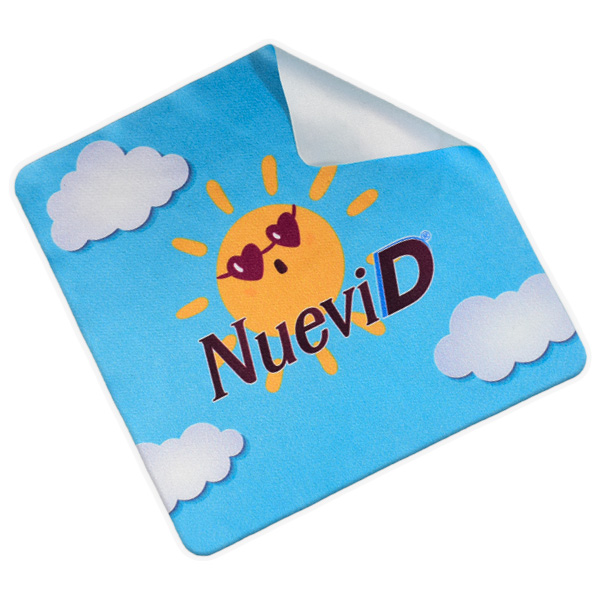 Paño de microfibra con motivo colorido de sol y nubes con la marca NueviD, para cuidar de dispositivos electrónicos.