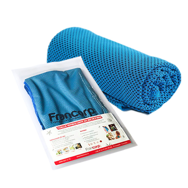 Toalla refrescante de color azul sublimada con marca de francorp dentro de empaque plástico.