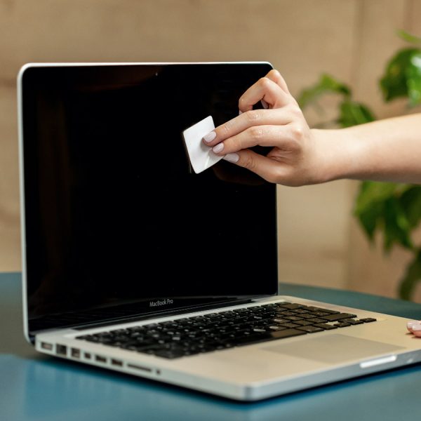 Sticker cleaner limpiando pantalla de computador.