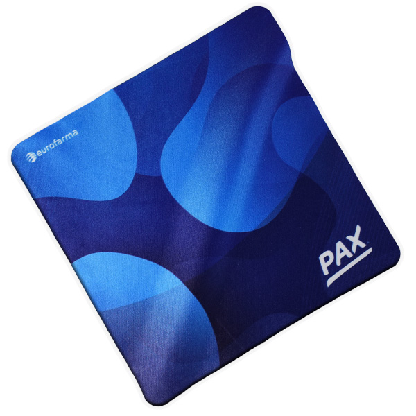 Paño de microfibra con diseño de formas geométricas con degradados azules con la Marca eurofarma, para cuidar de dispositivos electrónicos.