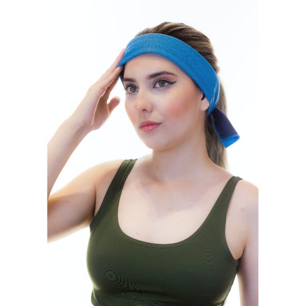 chica con toalla refrescante de color azul para limpiarse el sudor de la frente.