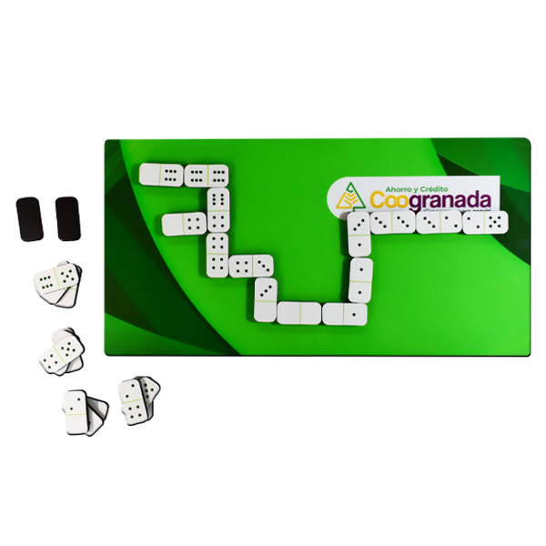 Dominó magnético con tablero verde y fichas imantadas blancas personalizadas con el logo de Coogranada.