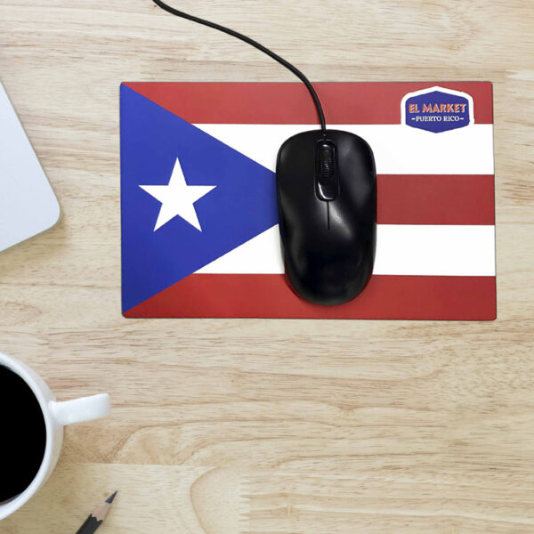 Mousepad personalizado con diseño de la bandera de Puerto Rico y logo corporativo de El Almacén. Accesorio promocional ideal para oficinas, campañas publicitarias,kits corporativos y regalos empresariales.