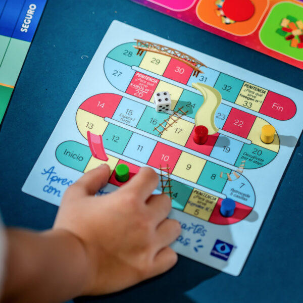 Juego de escalera magnético con tablero imantado, fichas magnéticas y dados.