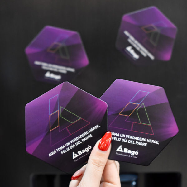Portavasos magnéticos con diseño corporativo para la marca Bagó.
