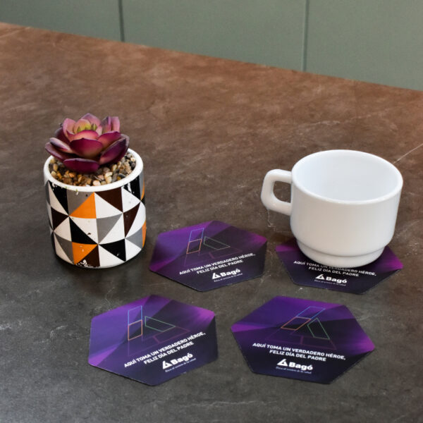 set de portavasos magnéticos en forma de hexágono con tematica del día del padre con la marca Bagó.