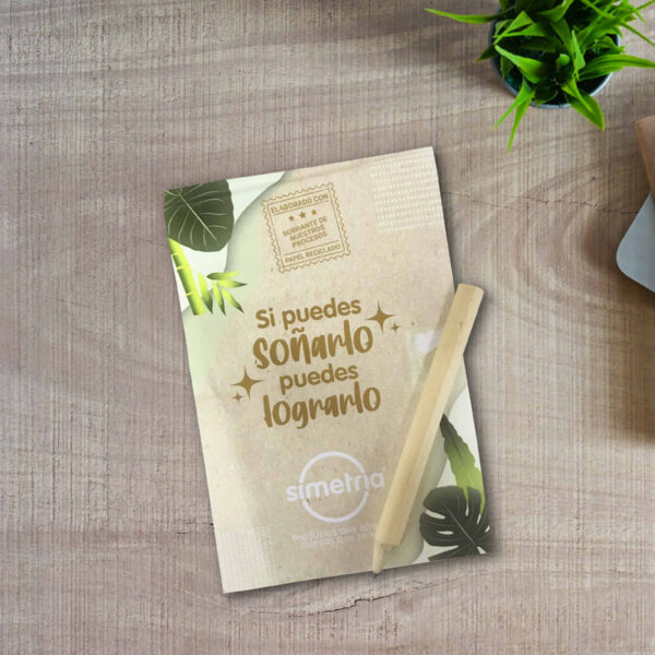 Portamemos ecológico personalizado con diseño natural y frase inspiradora “Si puedes soñarlo, puedes lograrlo”. Incluye lápiz de madera ecológico. Producto promocional sostenible ideal para oficinas o regalos corporativos de Simetría SAS.