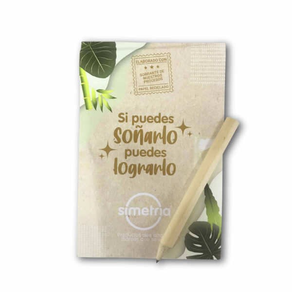 Portamemos ecológico personalizado con diseño natural y frase inspiradora “Si puedes soñarlo, puedes lograrlo”. Incluye lápiz de madera ecológico. Producto promocional sostenible ideal para oficinas o regalos corporativos de Simetría SAS.