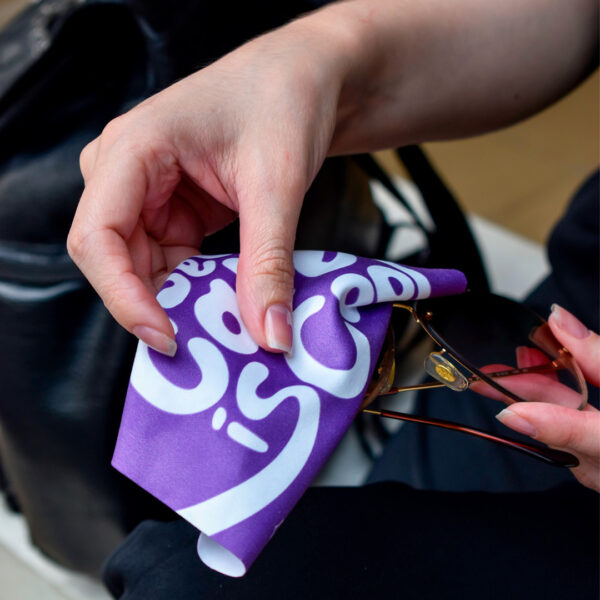 Paño de microfibra perfecto para el cuidado de tus gafas o dispositivos electrónicos.