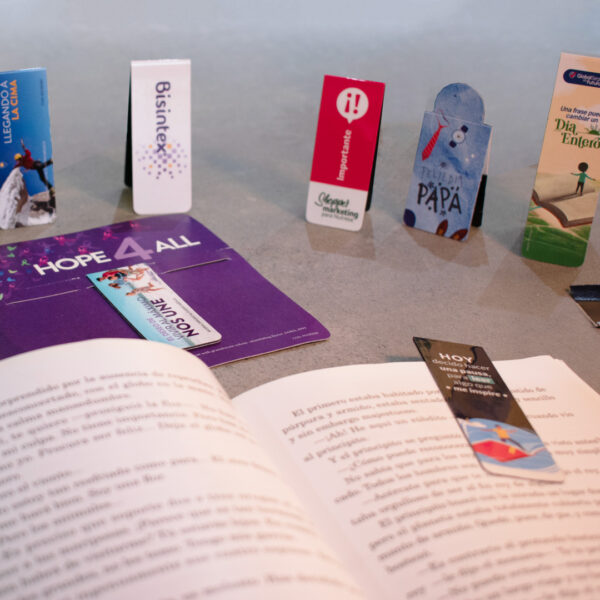 Separadores magnéticos personalizados para libros y regalos corporativos.