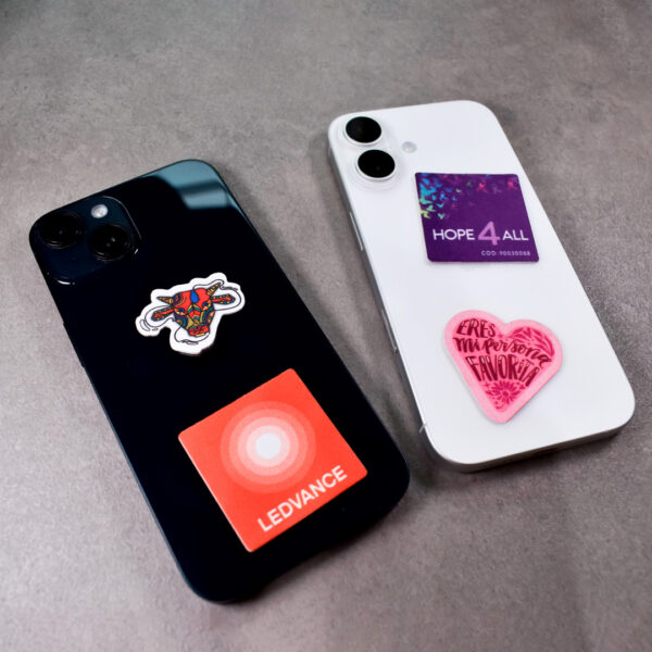 Stickers en microfibra para dispositivos electrónicos y el cuidado de tus objetos más valiosos.