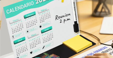 Base de escritorio personalizada con calendario magnético y mousepad con diseño de calendario, ideales para mantener presencia de marca durante todo el año.